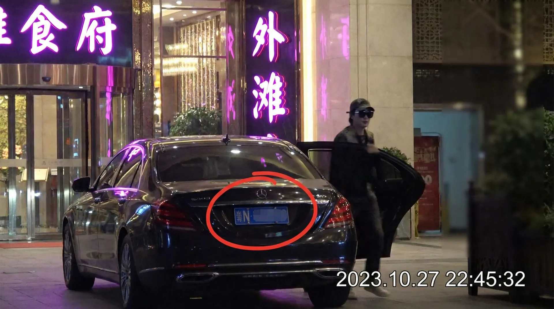 黑丝高跟 - 某明星深夜现身高档餐厅被拍